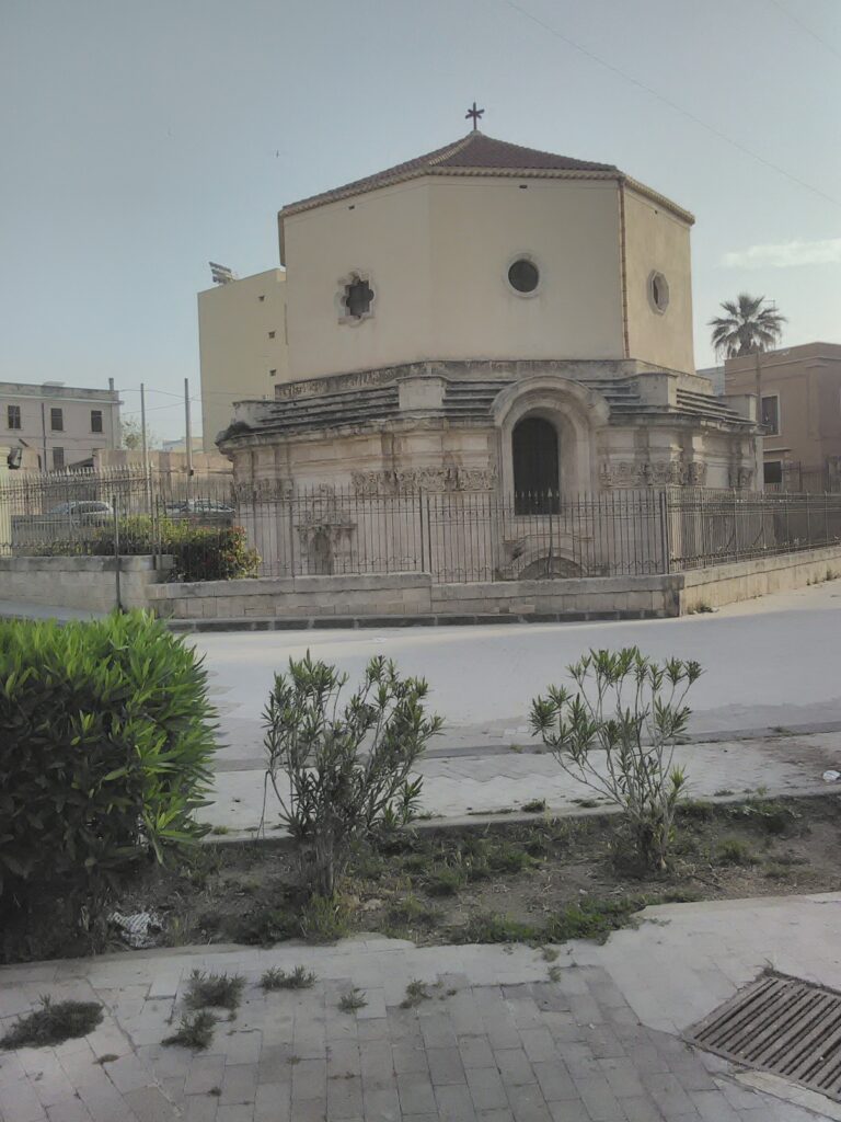 La Basilica di Santa Lucia al Sepolcro, edificata nel quartiere la Borgata, luogo in cui avvenne il martirio della Santa.