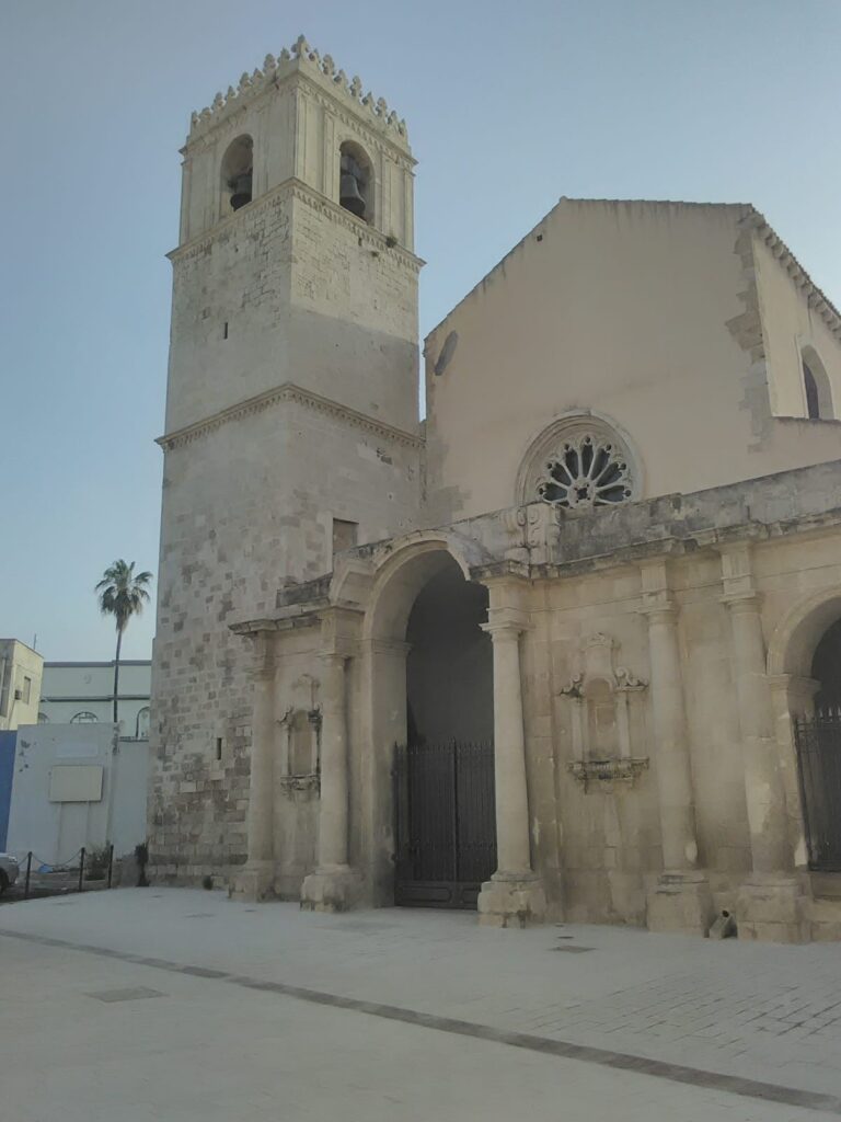 La Basilica di Santa Lucia al Sepolcro, edificata nel quartiere la Borgata, luogo in cui avvenne il martirio della Santa.
